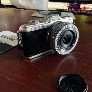 OLYMPUS EPL-7 & 14-42mm PANCAKE ZOOM